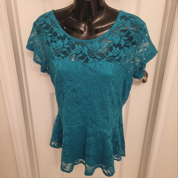 Guess top - Picture 1 of 2